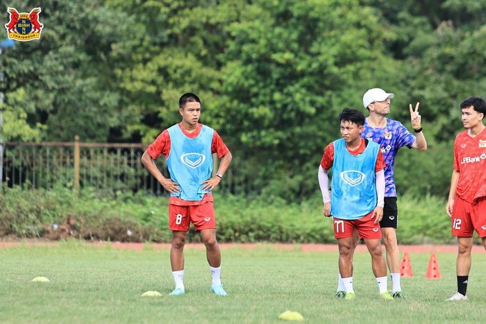CĐV Ninh Bình chờ đợi màn ra mắt của tân binh Chung Đỗ. Ảnh: NBFC