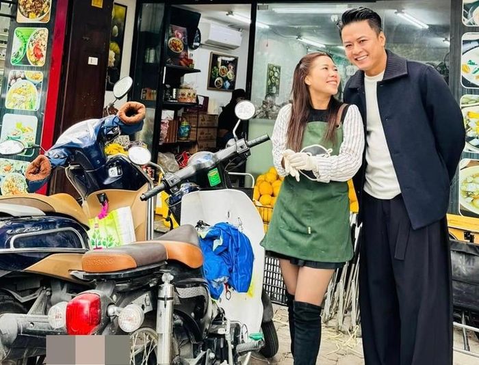 Nam diễn viên phim Thương ngày nắng về hỗ trợ công việc kinh doanh tại cửa nhà của vợ như dắt xe cho khách, bê đồ ăn. Ảnh: FB Anh Đào.
