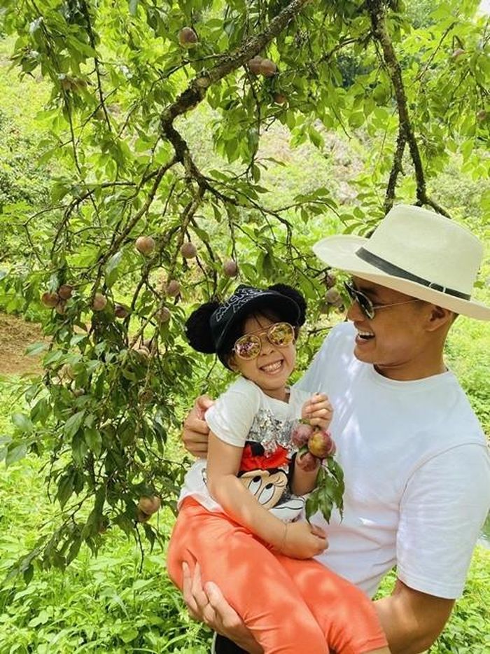 Bé Kẹo tinh nghịch không kém cạnh con trai. Ảnh: FB Hồng Đăng.
