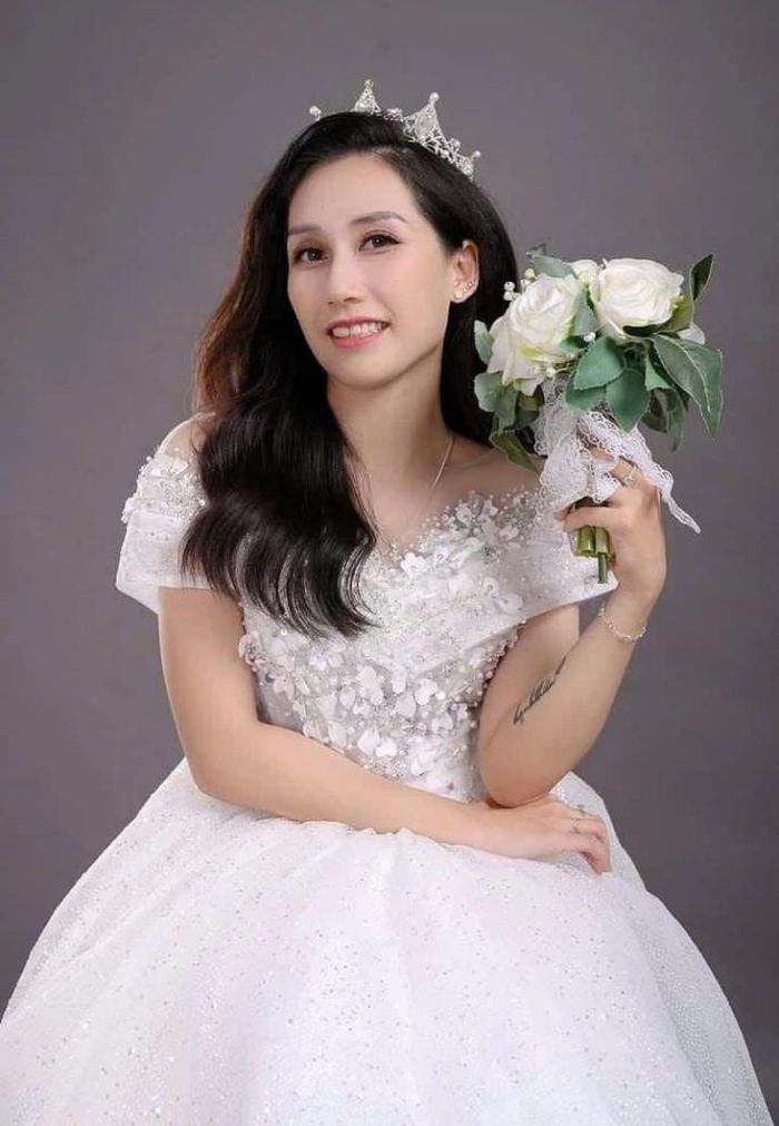 Diễn viên hạnh phúc trong giây phút mặc váy cô dâu. Cô từng trải qua vài lần dang dở trong tình yêu chỉ vì cơ thể khuyết tật.