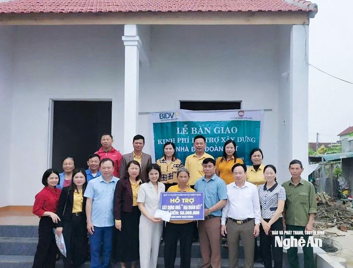 Xã Hải Châu phối hợp với đơn vị hỗ trợ trao tiền làm nhà ở cho người dân. Ảnh: Mai Hoa