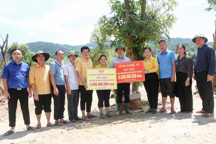 Thay mặt lãnh đạo tỉnh, đồng chí Phó Bí thư Tỉnh ủy, Chủ tịch Ủy ban MTTQ Việt Nam tỉnh Nghệ An đã trao hỗ trợ 20 tỷ đồng tới xã Tương Dương khắc phục hậu quả thiên tai, đồng thời, Ủy ban MTTQ Việt Nam tỉnh Nghệ An cũng hỗ trợ 5 tỷ đồng cho người dân địa phương. Ảnh: Đình Tuân
