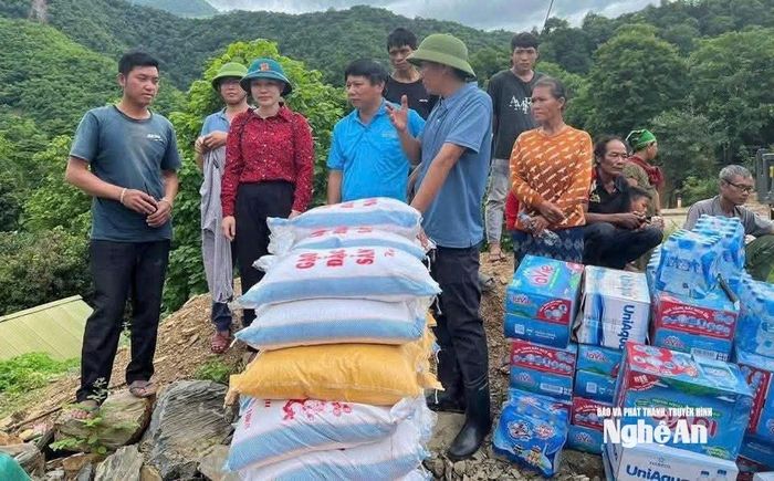 40 suất hàng hỗ trợ trao tặng bản Na Mương bên bờ sông Nậm Mộ. Ảnh: CSCC
