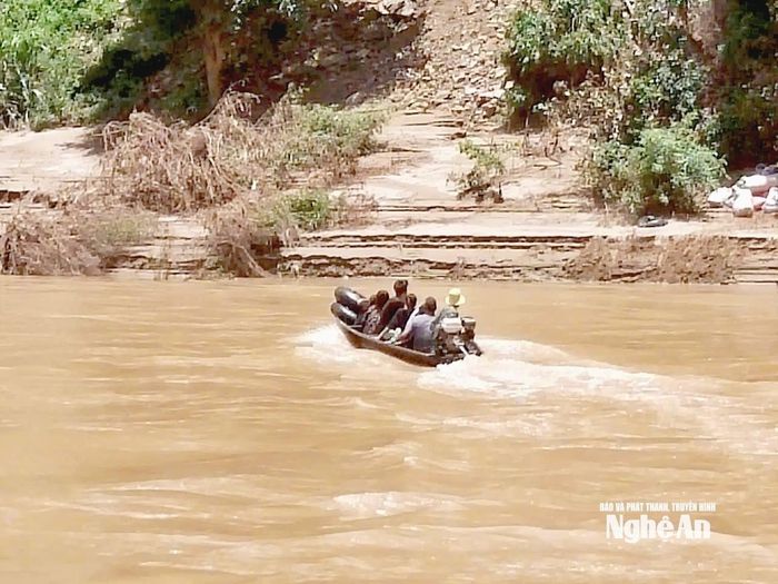 Trạm Biên phòng Ta Đo dùng xuồng máy chuyển quà và đưa người dân bản Na Mương qua sông. Ảnh: SCSS