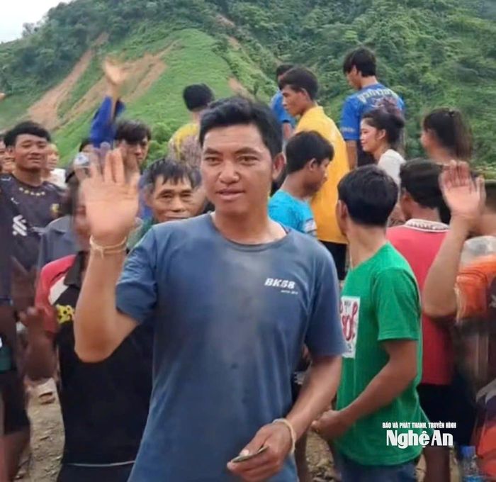 Một người dân bản Na Mương chào tạm biệt những người anh em Ta Đo, cán bộ xã Mường Típ trước khi sang sông mang theo quà hỗ trợ về nhà. Ảnh: CSCC