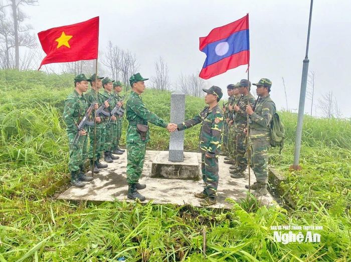 Đồn Biên phòng Mường Ải phối hợp với Đại đội 221 của nước bạn Lào tuần tra song phương, bảo vệ cột mốc, chủ quyền an ninh biên giới. Ảnh: CSCC