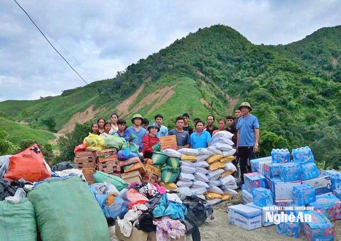 Bản Na Mương thuộc cụm bản Pha Ven, huyện Noọng Hét, tỉnh Xiêng Khoảng (CHDCND Lào) có 40 hộ với hơn 200 nhân khẩu. Chính quyền, người dân xã Mường Típ (tỉnh Nghệ An) đã tặng 40 suất quà tới nhân dân bản Na Mương trong ngày 31/7/2025. Ảnh: CSCC