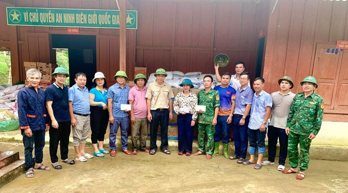 Đồng chí Hồ Lê Ngọc - Ủy viên Ban Thường vụ Tỉnh ủy, Trưởng ban Nội chính Tỉnh ủy và Nhóm thiện nguyện Niềm Tin trao quà hỗ trợ người dân xã Mường Típ. Ảnh: Phan Hậu