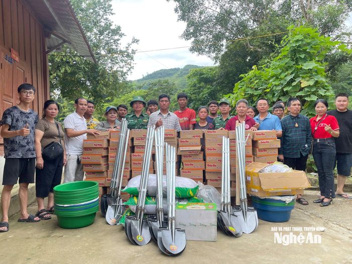 Trạm Biên phòng Ta Đo hỗ trợ người dân bản Na Mương các phần quà trị giá 20 triệu đồng. Ảnh: CSCC