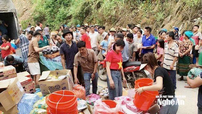 Nhiều đoàn thiện nguyện mang quà hỗ trợ đến với người dân xã Mường Típ. Ảnh: CSCC