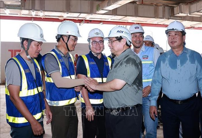 Thủ tướng Phạm Minh Chính động viên các đơn vị thi công Dự án Cảng hàng không quốc tế Long Thành. Ảnh: Dương Giang/TTXVN