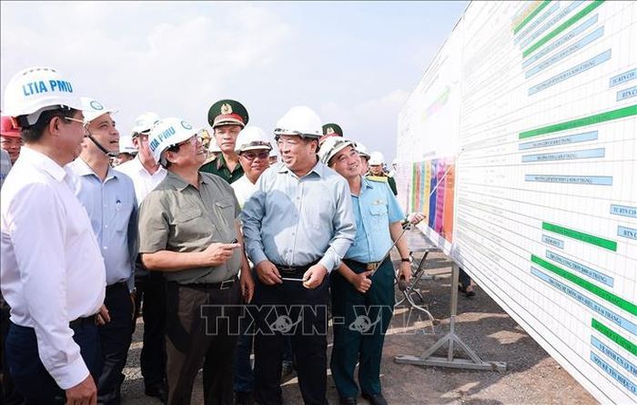 Thủ tướng Phạm Minh Chính kiểm tra tiến độ thi công Dự án Cảng hàng không quốc tế Long Thành. Ảnh: Dương Giang/TTXVN