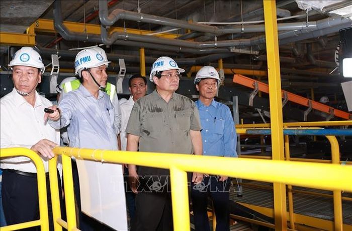 Thủ tướng Phạm Minh Chính kiểm tra tiến độ thi công đường băng vận chuyển hàng hóa sân bay Long Thành. Ảnh: Dương Giang/TTXVN