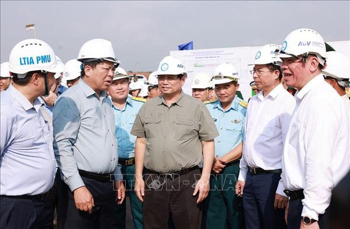 Thủ tướng Phạm Minh Chính kiểm tra tiến độ thi công Dự án Cảng hàng không quốc tế Long Thành. Ảnh: Dương Giang/TTXVN