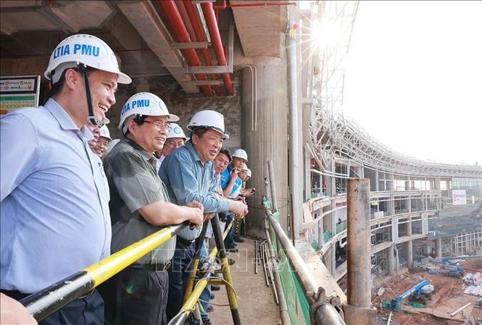 Thủ tướng Phạm Minh Chính kiểm tra tiến độ thi công Dự án Cảng hàng không quốc tế Long Thành. Ảnh: Dương Giang/TTXVN