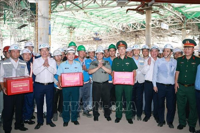 Thủ tướng Phạm Minh Chính tặng quà các đơn vị thi công Cảng hàng không quốc tế Long Thành. Ảnh: Dương Giang/TTXVN