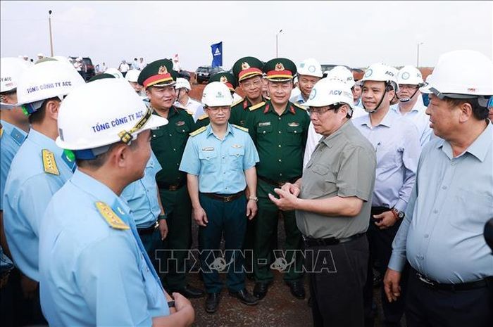 Thủ tướng Phạm Minh Chính kiểm tra tiến độ thi công dự án sân bay Long Thành. Ảnh: Dương Giang/TTXVN
