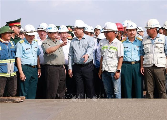 Thủ tướng Phạm Minh Chính kiểm tra tiến độ thi công đường cất, hạ cánh sân bay Long Thành. Ảnh: Dương Giang/TTXVN