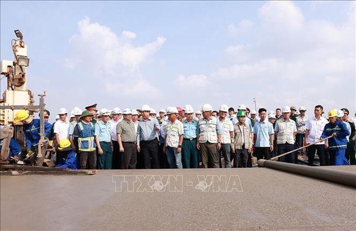 Thủ tướng Phạm Minh Chính kiểm tra tiến độ thi công Dự án Cảng hàng không quốc tế Long Thành. Ảnh: Dương Giang/TTXVN