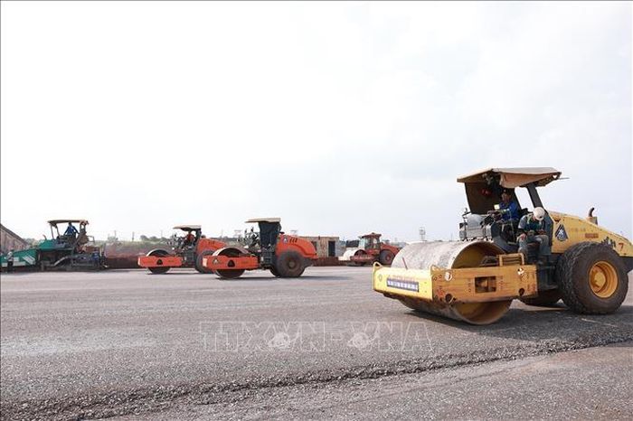 Các đơn vị triển khai thi công đường băng cất, hạ cánh của sân bay Long Thành. Ảnh: Dương Giang/TTXVN