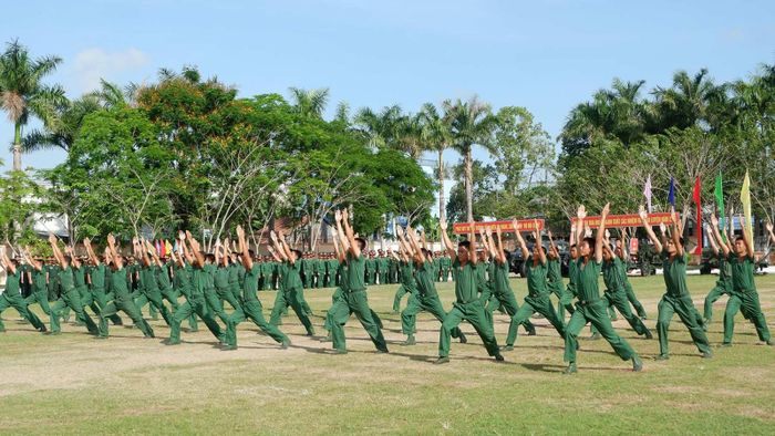 Chiến sĩ lực lượng vũ trang tỉnh An Giang đồng diễn võ thuật.