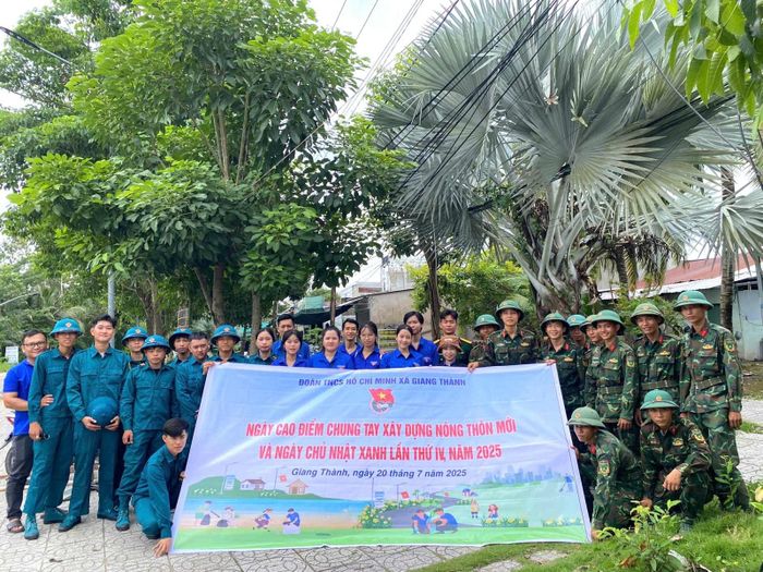 Đại đội 6, Trung đoàn 893 (Bộ Chỉ huy Quân sự tỉnh An Giang) cùng Xã đoàn Giang Thành ra quân thực hiện Ngày chủ nhật xanh vùng biên giới An Giang.