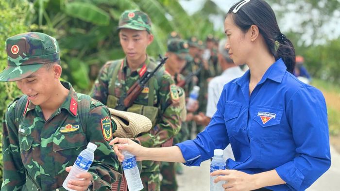 Cán bộ, chiến sĩ Tiểu đoàn 207, Trung đoàn 893 (Bộ Chỉ huy Quân sự tỉnh An Giang) hành quân dã ngoại lao động giúp dân tại xã Đông Hưng (tỉnh An Giang) trong tháng 7/2025 được đoàn viên, thanh niên và người dân ra đón, tiếp nước uống.