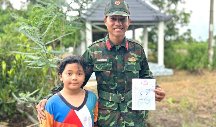 Một em nhỏ vẽ tranh chú bộ đội thể hiện sự quý mến dành cho cán bộ, chiến sĩ lực lượng vũ trang tỉnh An Giang.