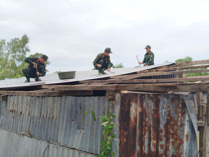Cán bộ, chiến sĩ Tiểu đoàn 207 lao động giúp dân.