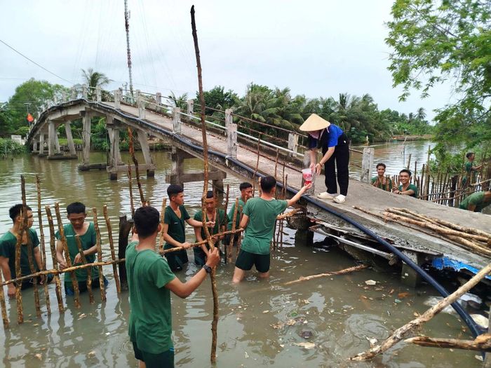 Những hình ảnh lao động giúp dân của cán bộ, chiến sĩ Tiểu đoàn 207 được dân thương, dân quý.