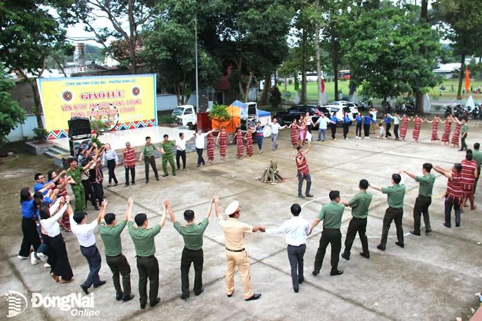 Các hoạt động giao lưu văn hóa giữa lực lượng công an và các đoàn thể địa phương với đồng bào Chơro đã tạo sự gắn kết tình quân dân
