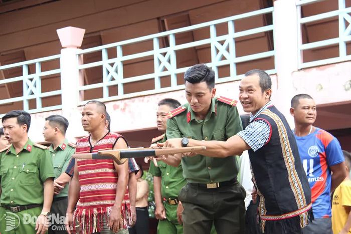 Một người Chơro hướng dẫn cách lắp nỏ trước khi bắn