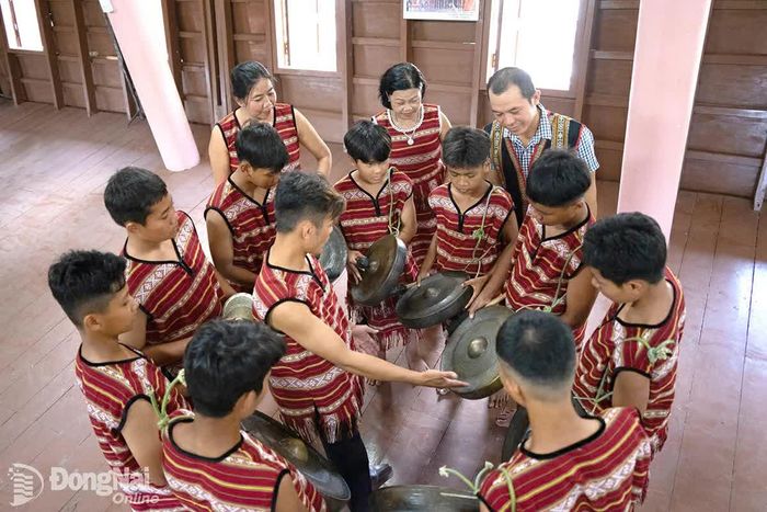 Trước khi thực hiện màn biểu diễn cồng chiêng, các thanh thiếu niên được hướng dẫn, tập dượt