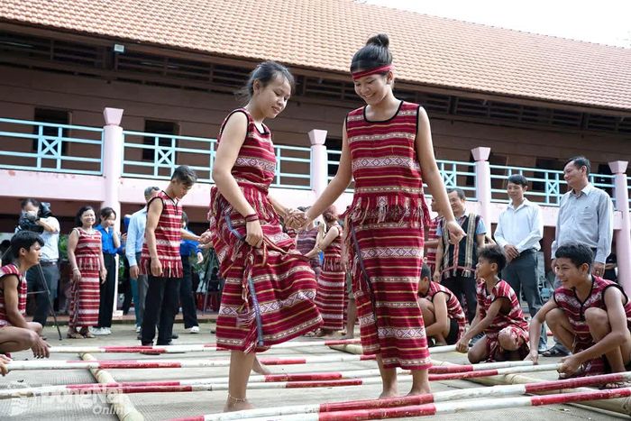Nhiều học sinh đồng bào dân tộc Chơro hào hứng tham gia tiết mục nhảy sạp