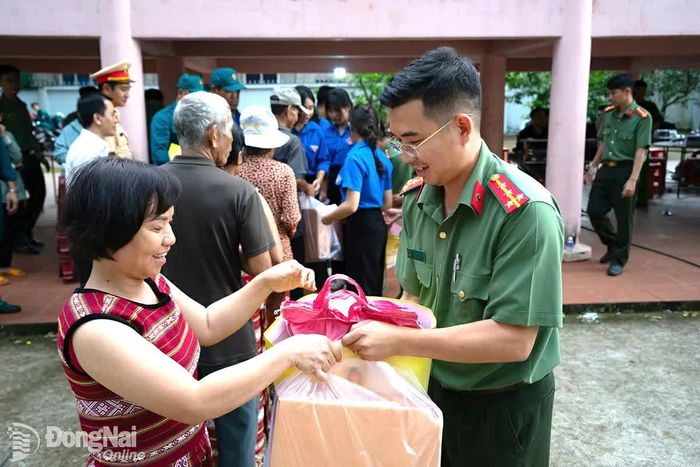 Ngoài các hoạt động văn hóa, cán bộ, chiến sĩ Công an tỉnh còn trao những phần quà cho người dân địa phương