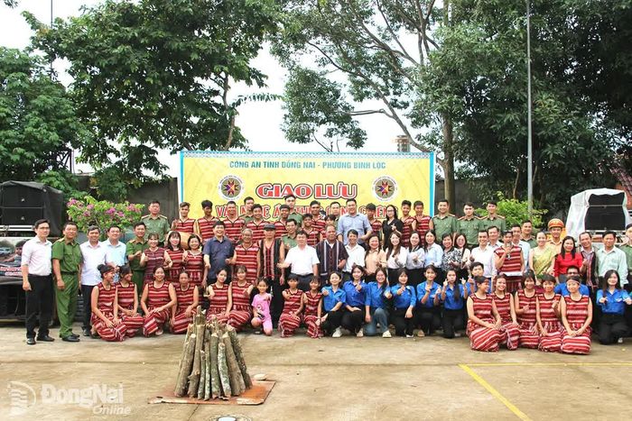 Lãnh đạo địa phương và đại diện các sở, ngành, lực lượng công an chụp ảnh lưu niệm với đồng bào Chơro