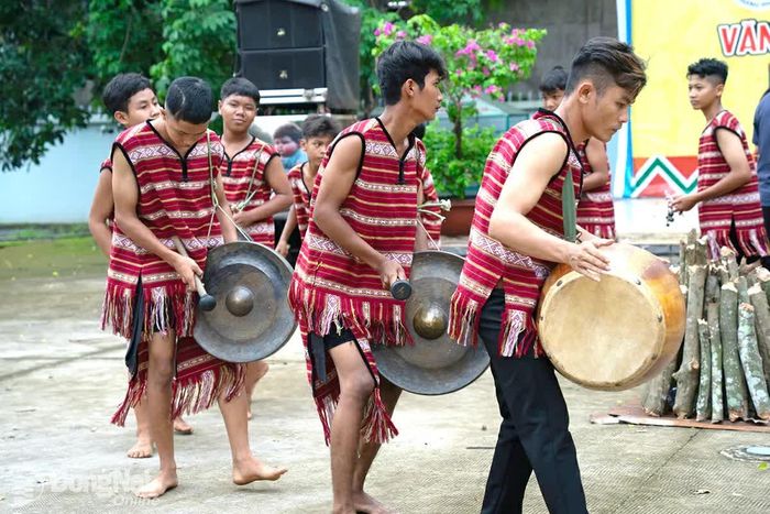 Các thanh, thiếu niên đồng bào dân tộc Chơro tham gia biểu diễn cồng chiêng