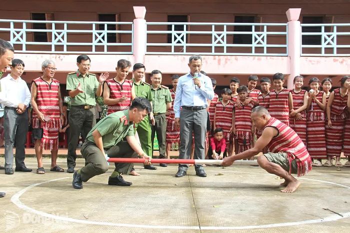 Tham gia môn đẩy gậy cùng đồng bào dân tộc Chơro