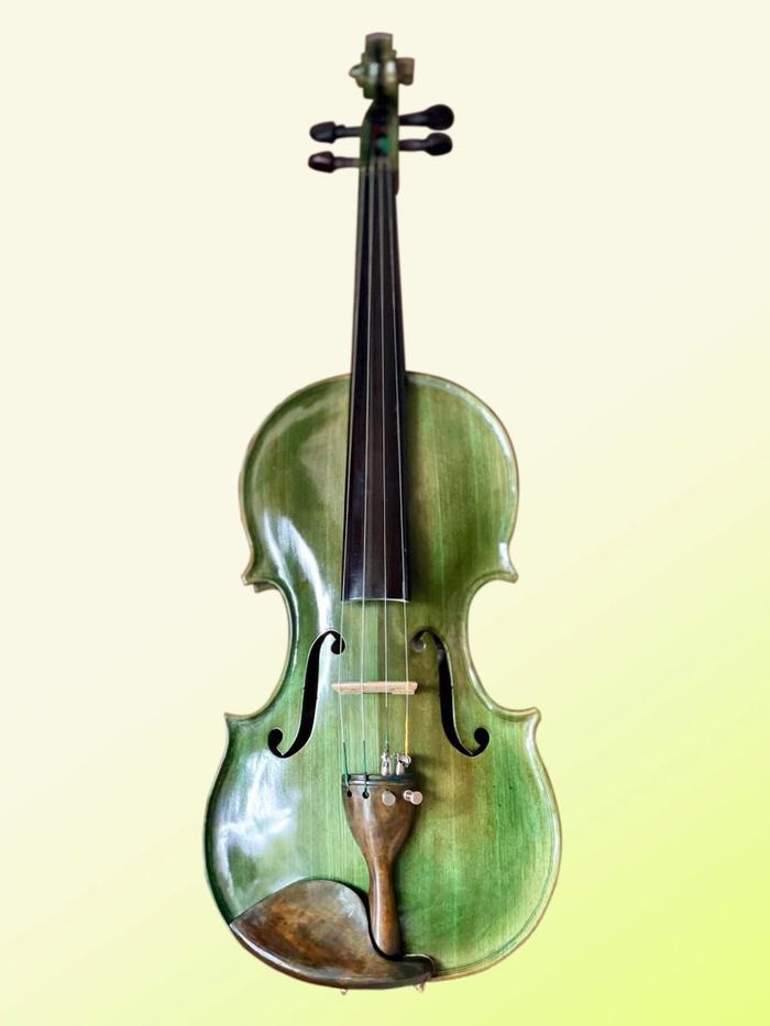  Cây đàn violon thứ 50 vừa được ông Vũ Văn Tam Lang hoàn thiện. Ảnh: Phương Duyên 