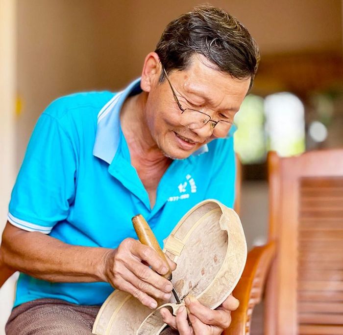  Ông Vũ Văn Tam Lang cặm cụi chế tác chiếc đàn violon thứ 50. Ảnh: Phương Duyên 
