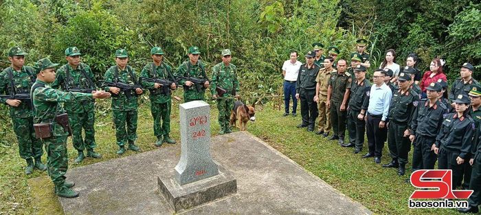 Đoàn lên thăm lên cột Mốc biên giới 242