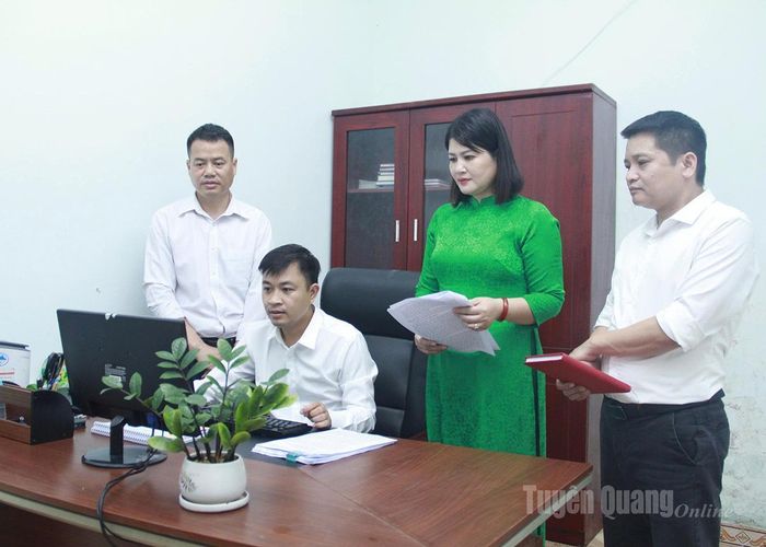 Phó Bí thư Thường trực Đảng ủy xã Thanh Thủy Vương Thị Thảo và tổ giúp việc thảo luận, góp ý vào dự thảo văn kiện Đại hội Đảng bộ xã nhiệm kỳ 2025 - 2030.