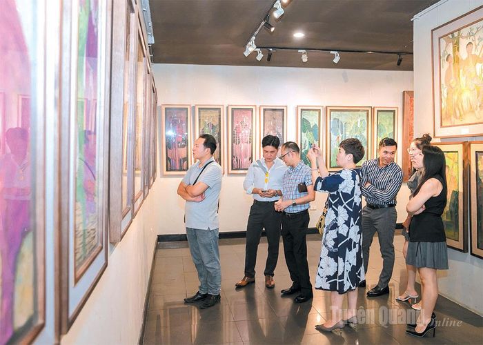 Đông đảo công chúng xem Triển lãm cá nhân của họa sĩ Dương Xuân Quyền.