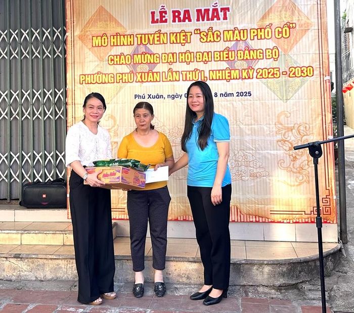 Tặng quà cho hội viên khó khăn sinh sống ở tuyến kiệt