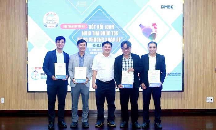 Trao giấy chứng nhận cho các báo cáo viên tham dự hội thảo 
