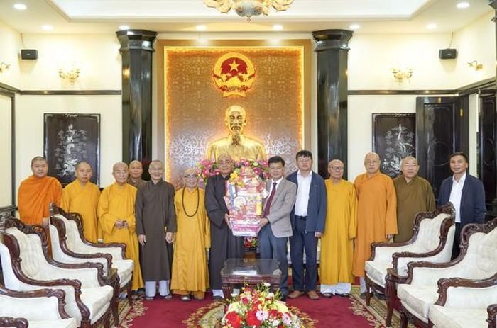 Tặng quà tại UBND tỉnh Lâm Đồng