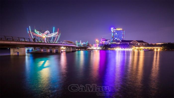 Bến Ninh Kiều về đêm.