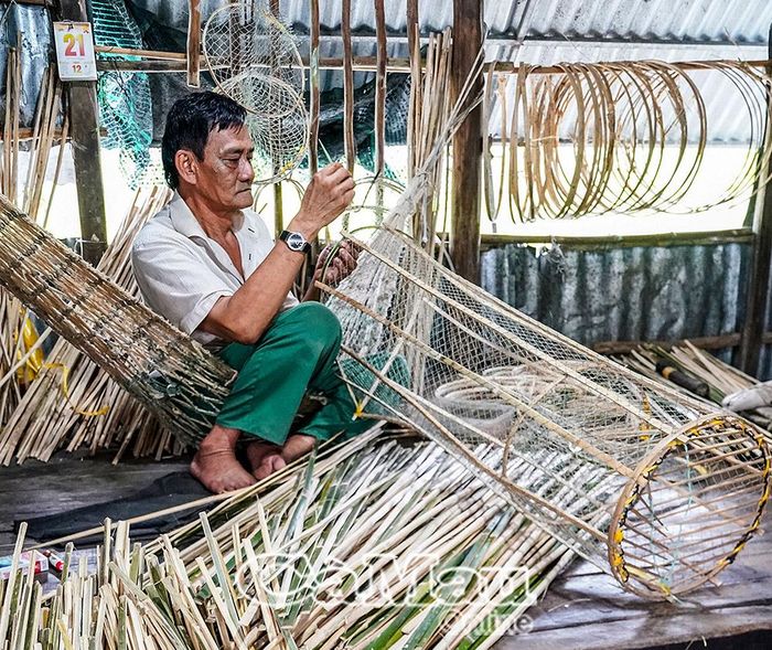 Ở vùng rừng U Minh có rất nhiều người sống bằng nghề lọp vào mùa nước lên.