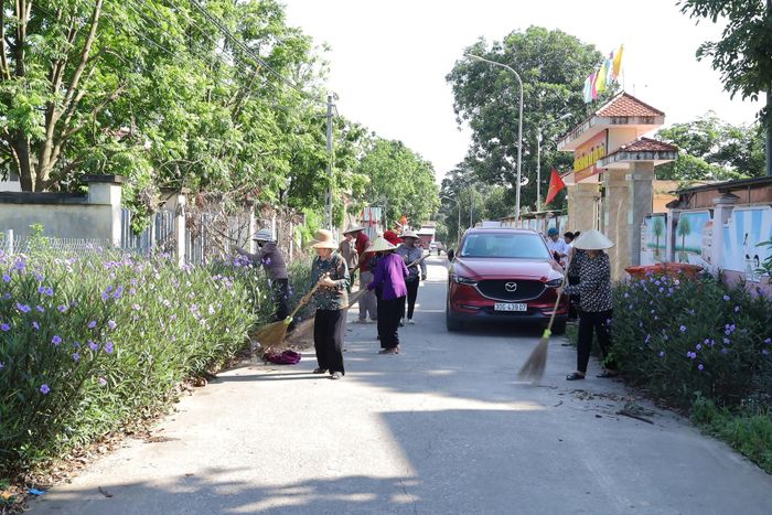 Người dân 36 khu dân cư trên địa bàn xã Xuân Mai đồng loạt ra quân tổng vệ sinh môi trường. Ảnh: Kim Nhuệ
