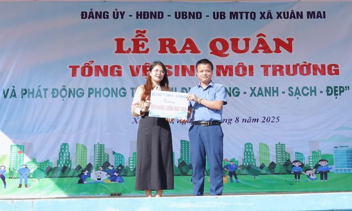 Công ty TNHH K+K trao tặng 20 bộ đèn năng lượng mặt trời lắp đặt tại các khu dân cư. Ảnh: Kim Nhuệ